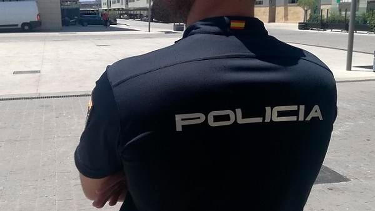 Los vigilantes de un centro comercial alertaron a los agentes de la presencia de las menores dentro del vehículo.