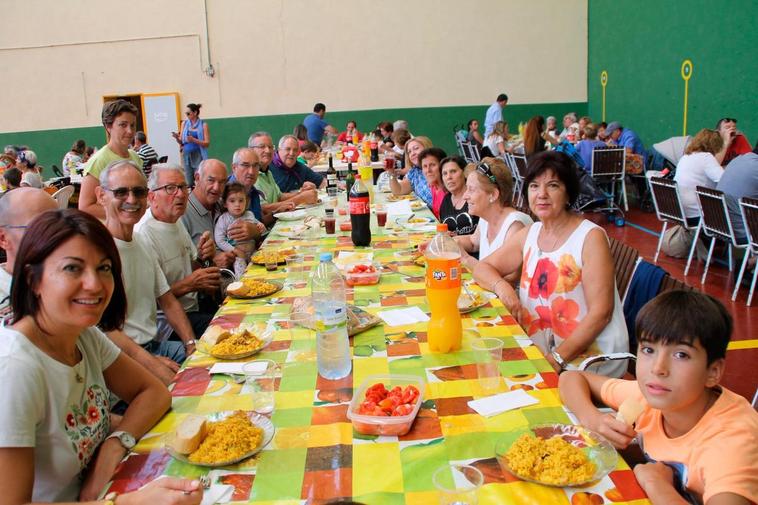 Los comensales ocuparon las mesas y sillas que se instalaron en el interior del pabellón.