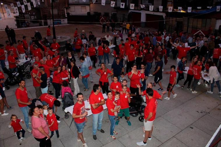 El rojo de la camiseta conjunta de San Agustín inundó la Plaza durante la merienda de las peñas.