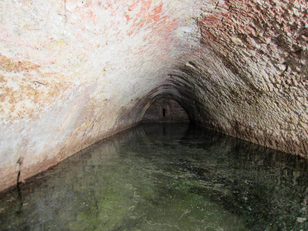 El túnel inundado bajo los restos del convento de San Andrés.