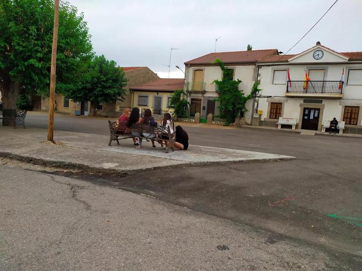 Jóvenes en la Plaza de Navamorales durante el verano.