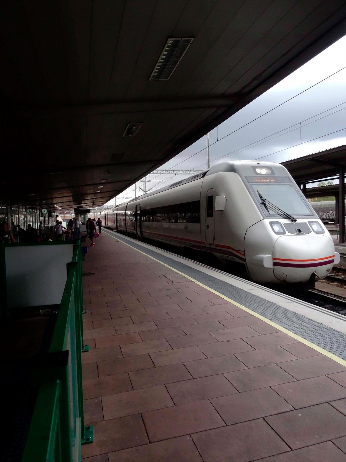 Un tren Media Distancia llega a la estación de Salamanca procedente de Madrid.