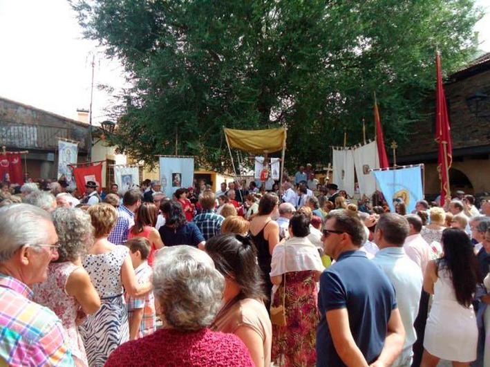 Los ciudadanos de Monsagro disfrutando de la localidad.