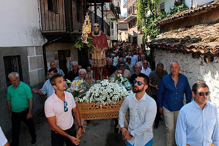 Los fieles acompañaron un año más a San Ramón durante el recorrido de la procesión por las calles de El Cerro.