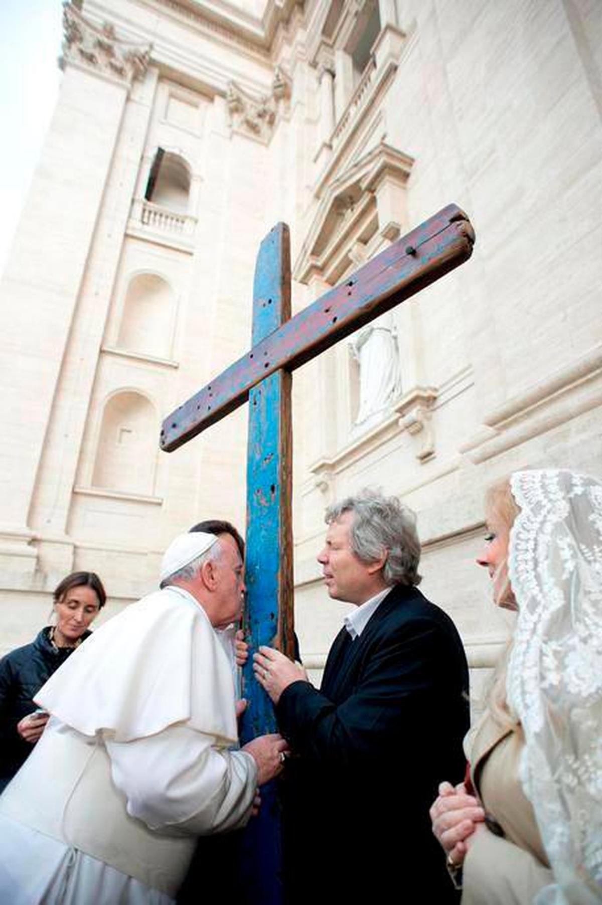 El Papa Francisco besa la Cruz de Lampedusa.