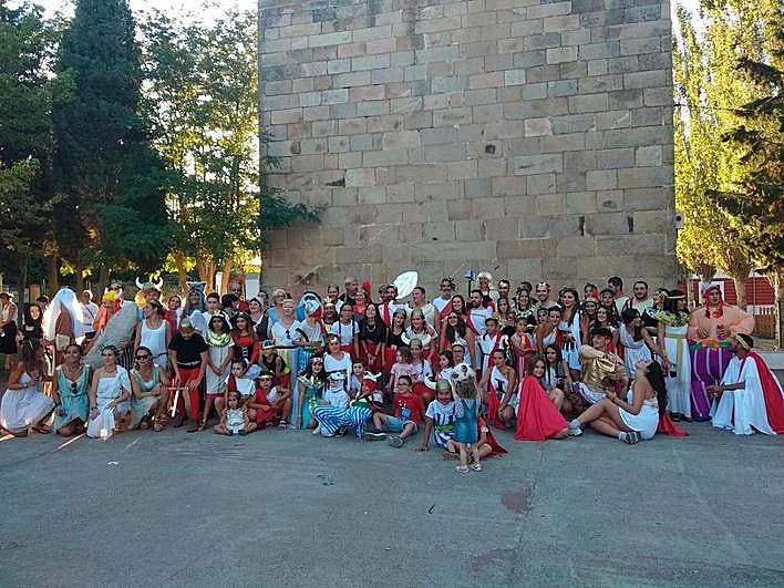 CONCURSO ‘Así somos en mi pueblo’: Carrascal del Obispo se convierte en una aldea gala