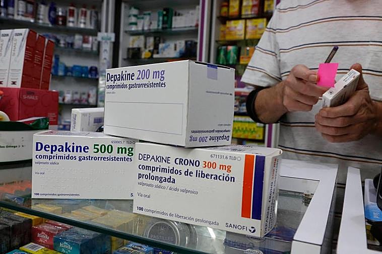Envases de Depakine, medicamento para la epilepsia, en una farmacia salmantina.