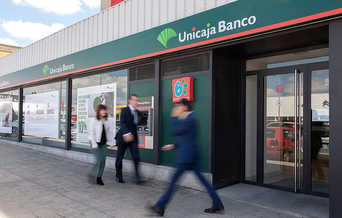 Exterior de una de las sucursales de Unicaja Banco