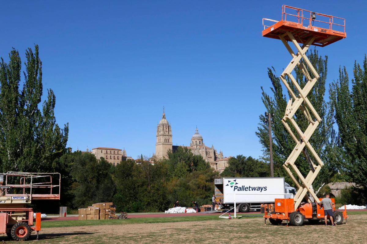 Trabajos de montaje de la compañía que protagonizará el espectáculo de fuegos artificiales.