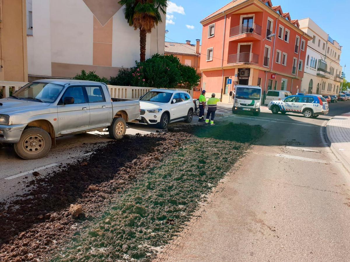 Carga esparcida por el camión.