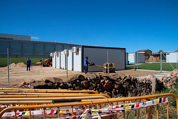 Operarios preparando el terreno para las nuevas aulas.
