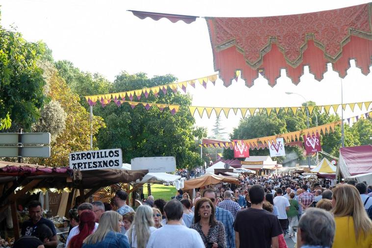 El mercado histórico, instalado en la Vaguada de la Palma, lleno de gente desde su apertura.