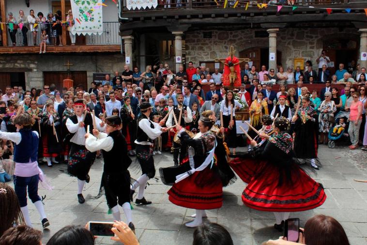 San Esteban de la Sierra celebra con danzas las fiestas del Cristo