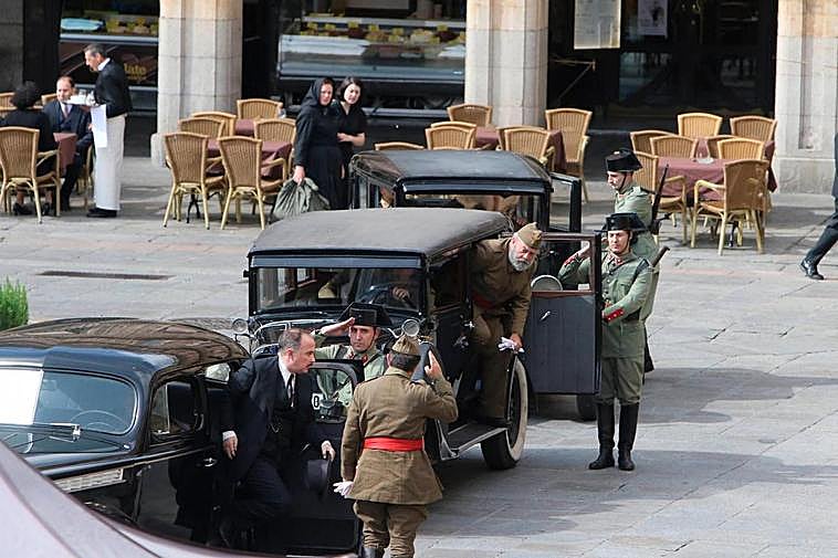 Un momento del rodaje en la Plaza de “Mientras dure la guerra”