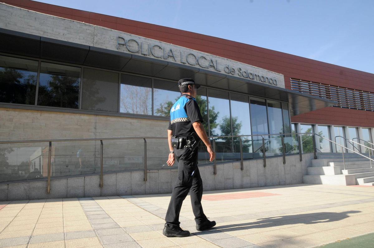 Un agente frente a la Policía Local de Salamanca.