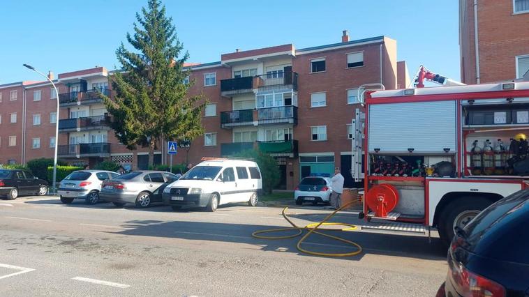 Los bomberos, en el lugar del incendio.