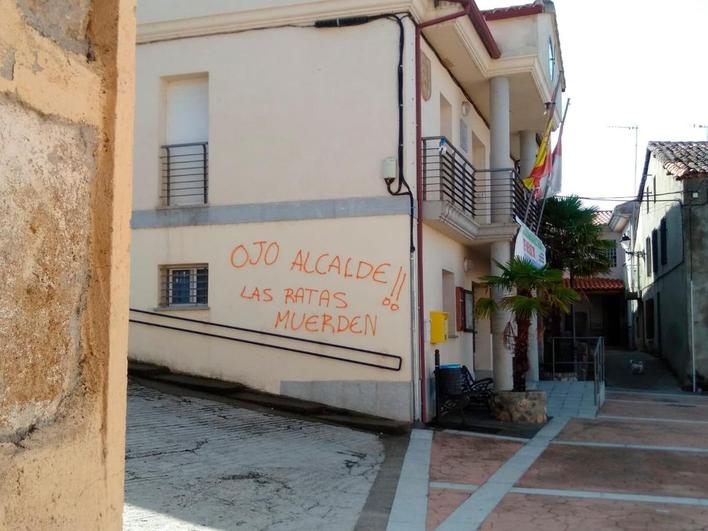 Pintadas amenazantes contra el alcalde en uno de los muros del Ayuntamiento de Serradilla del Arroyo