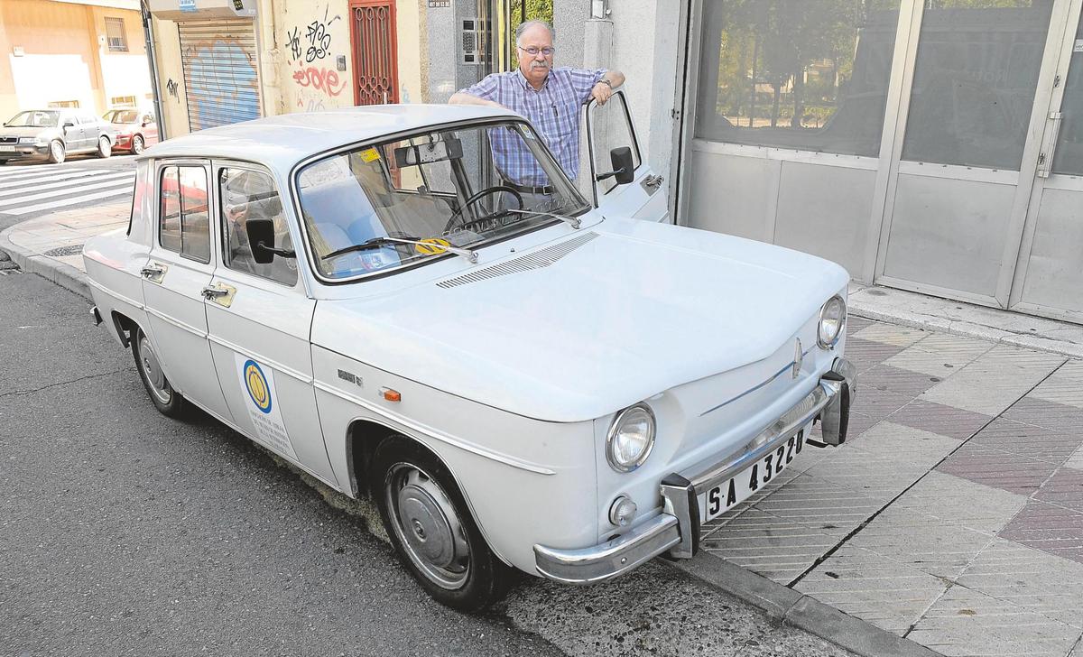 José Luis posando junto a su Renault R8.