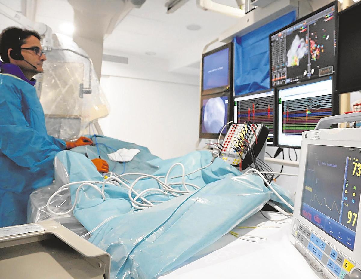 El doctor Javier Jiménez Candil, durante una intervención a un paciente.