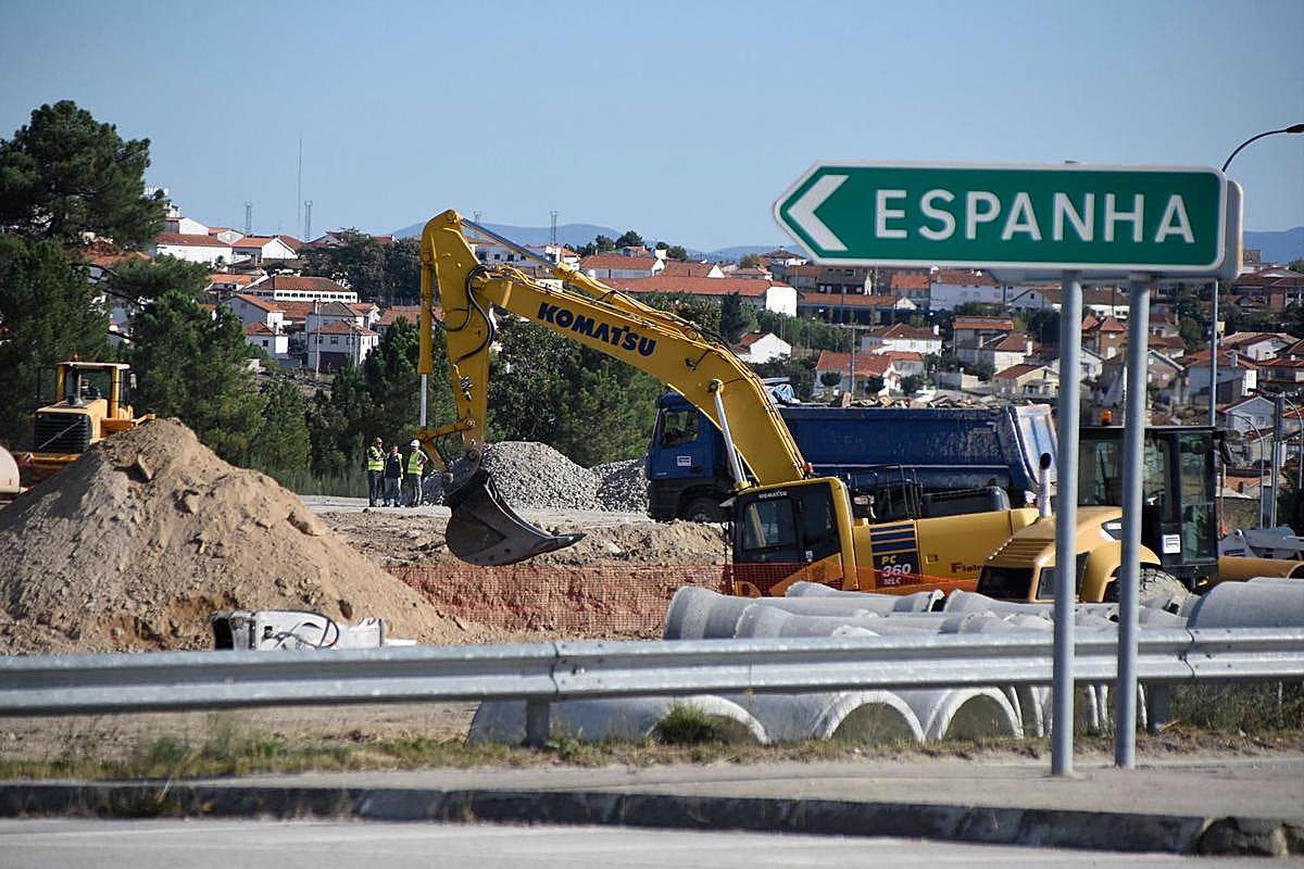 Movimiento de tierras en la zona más alejada de la frontera, con el municipio de Vilar Formoso al fondo.