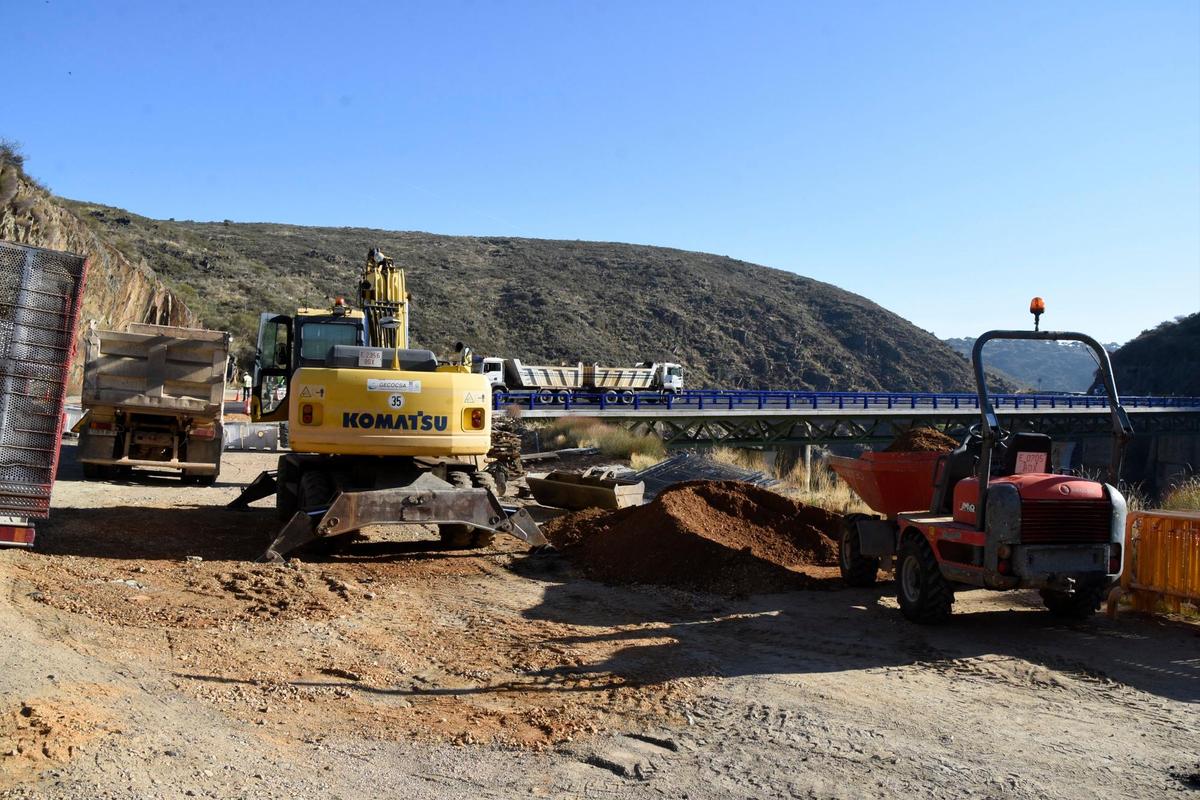 Maquinaria pesada utilizada para la realización de la prueba de carga del nuevo puente sobre el Águeda en el risco de Martiago impulsado por la Diputación provincial.