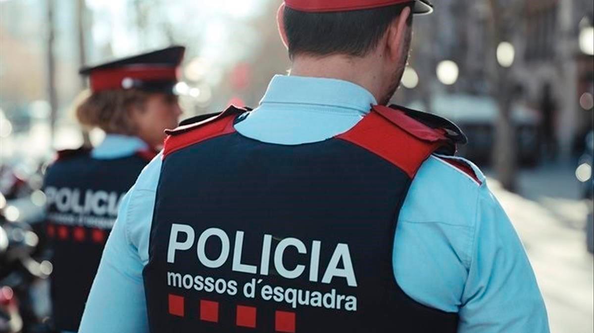 Dos agentes de los Mossos.