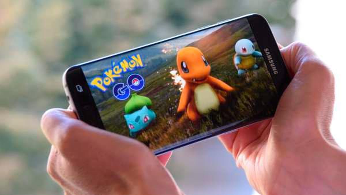 Una persona juega a Pokemon Go en su móvil.