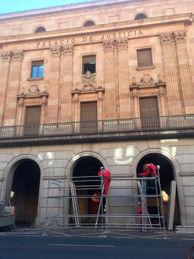 Comienza la retirada del escudo franquista del edificio de la Audiencia Provincial que costará 37.500 euros