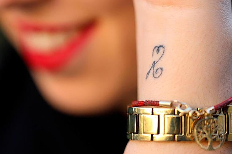 Una joven con un tatuaje en la muñeca.