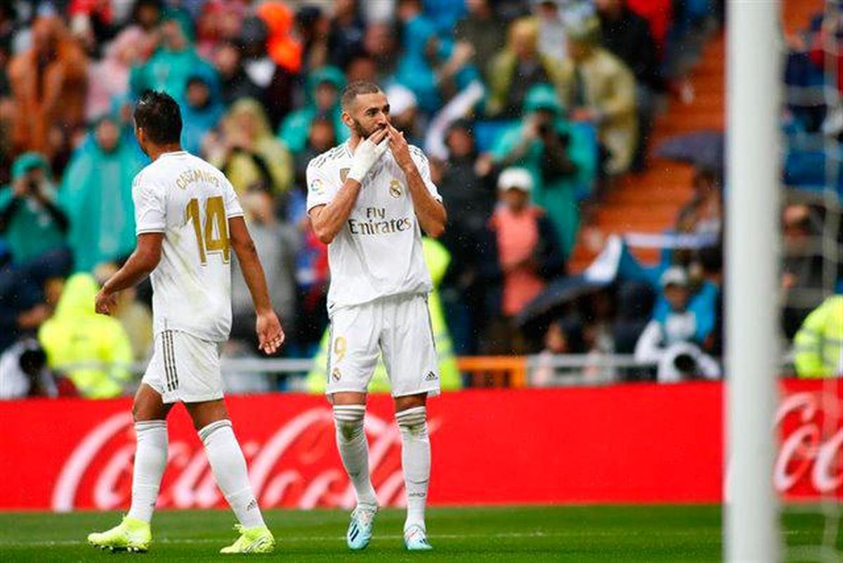 Karim Benzema celebra un gol con el Real Madrid.