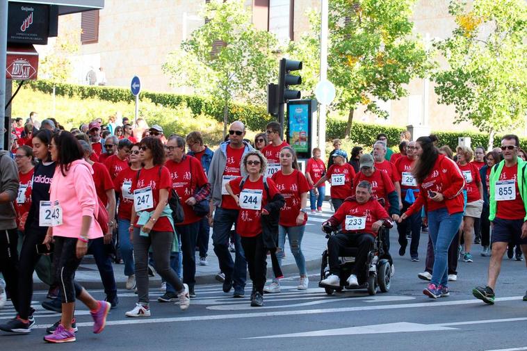 La Carrera Popular de Asprodes tiñe de rojo las calles de Salamanca