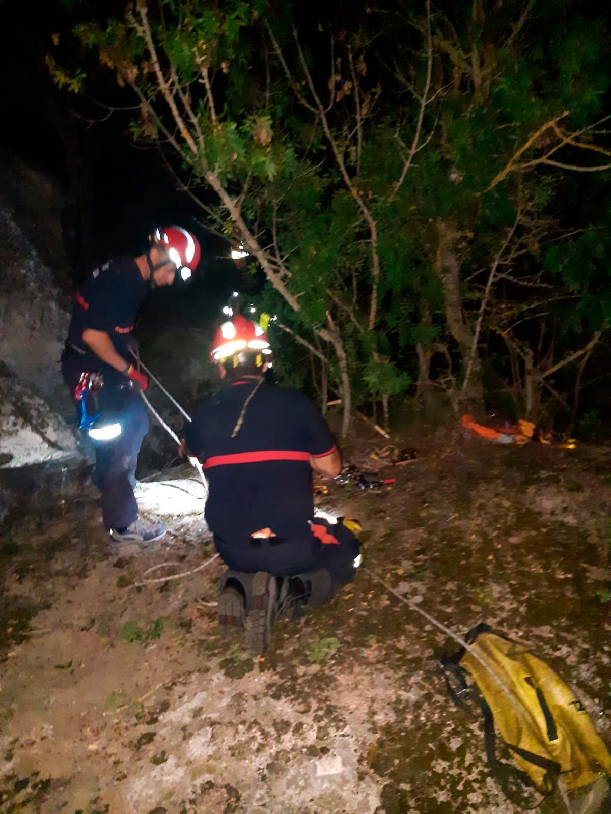 Los bomberos, en plena operación de rescate