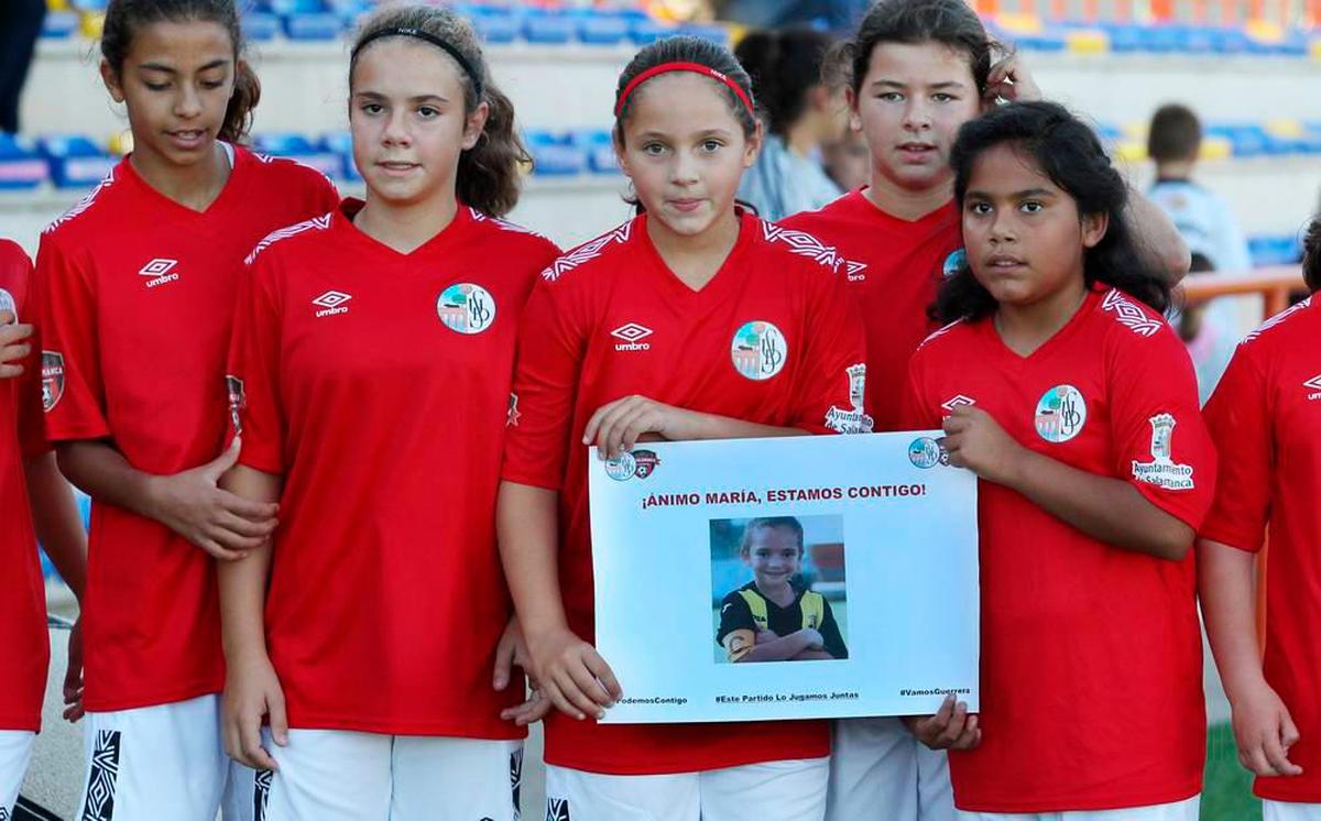 Las niñas de la base del Salamanca UDS Femenino, apoyando a María