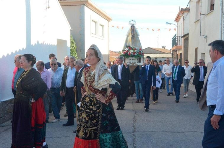 Procesión de la Virgen del Rosario en Valderrodrigo.