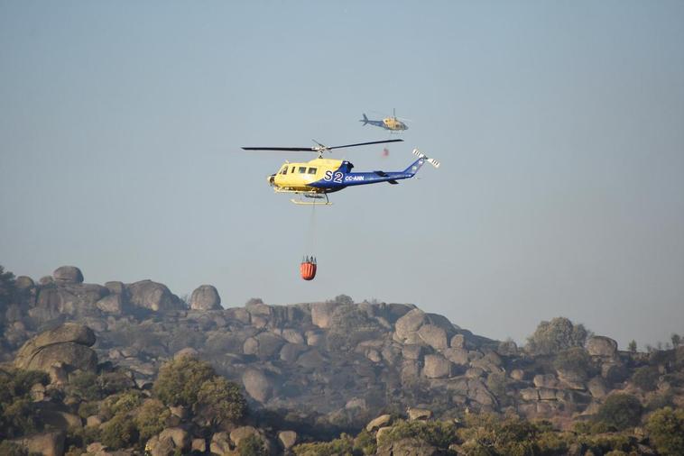 Actuación del helicóptero con base en El Maíllo en un incendio forestal.