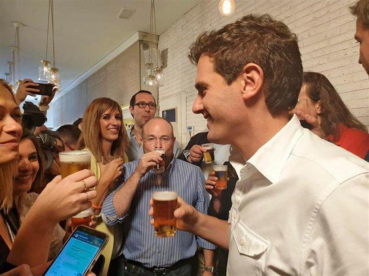 Rivera, compartiendo cerveza en un acto similar en Guadalajara.