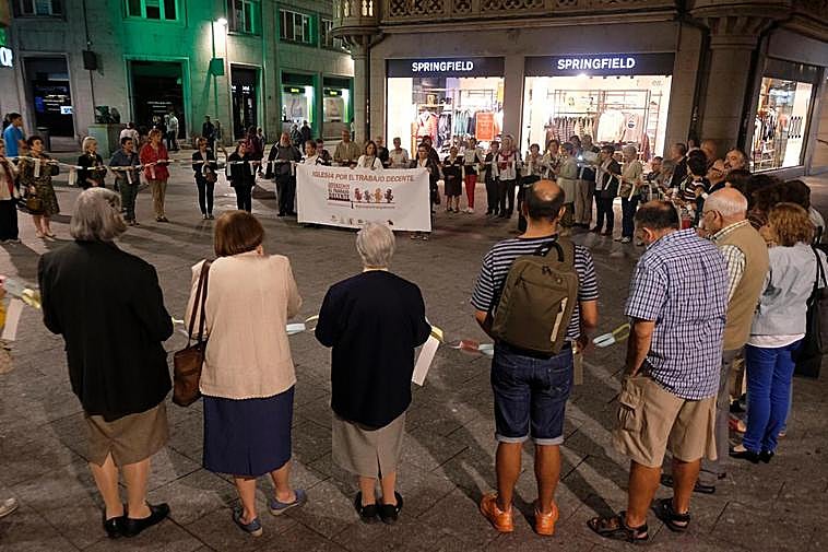 Vigilia por el trabajo decente organizada por Cáritas este lunes.