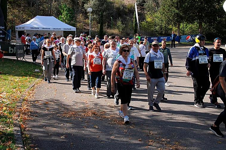 Momento de la salida de los caminantes en el Balneario de Ledesma.