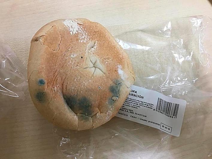 Bollos de pan cubiertos de moho pese a que el envase indica que la fecha de consumo era el 16 de octubre.