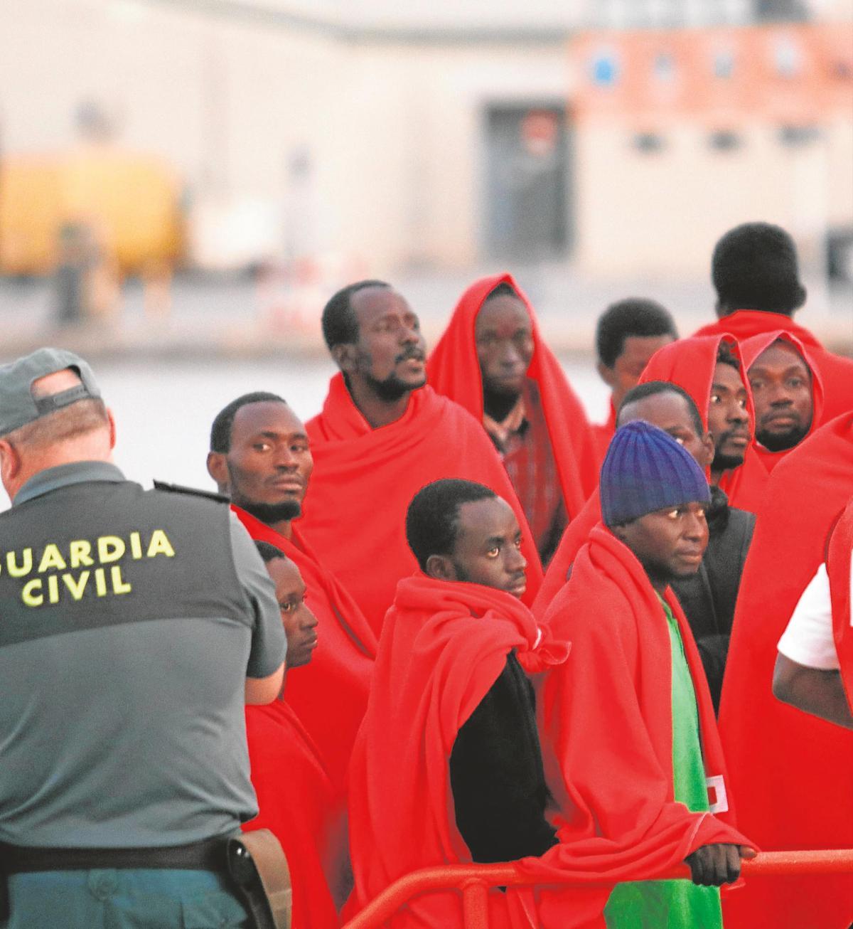 Migrantes rescatados de una patera por Salvamento Marítimo.