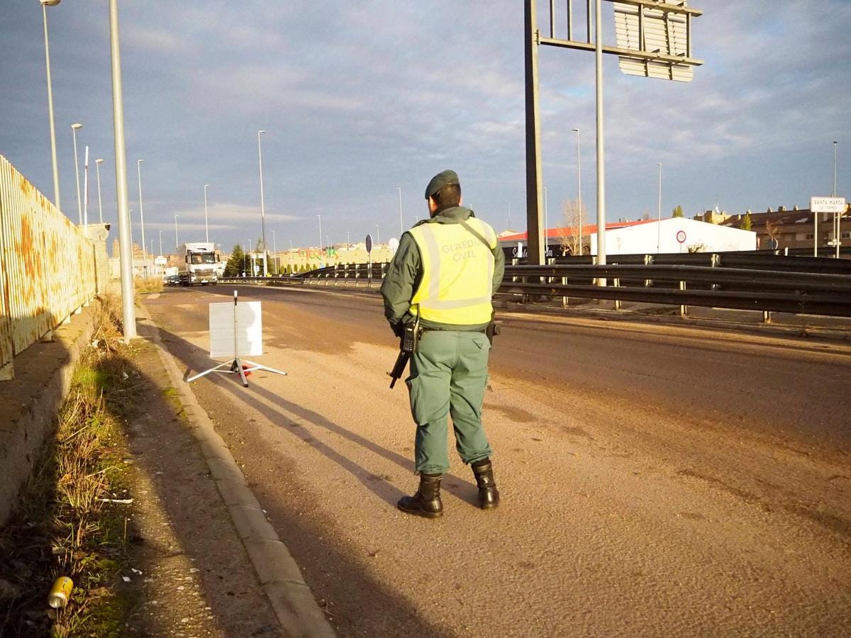 Un agente de la Guardia Civil durante un control antidroga en la provincia de Salamanca.