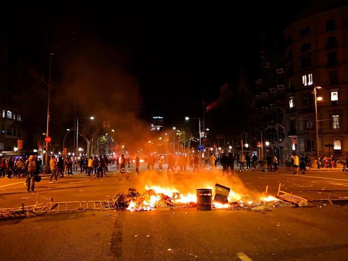 Una de las barricas montada por los independentistas.