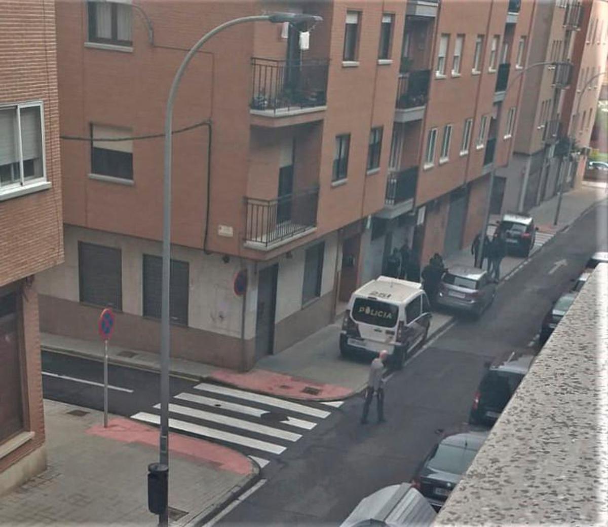 Intervención policial en la calle Almansa, donde han sido detenidos los individuos.