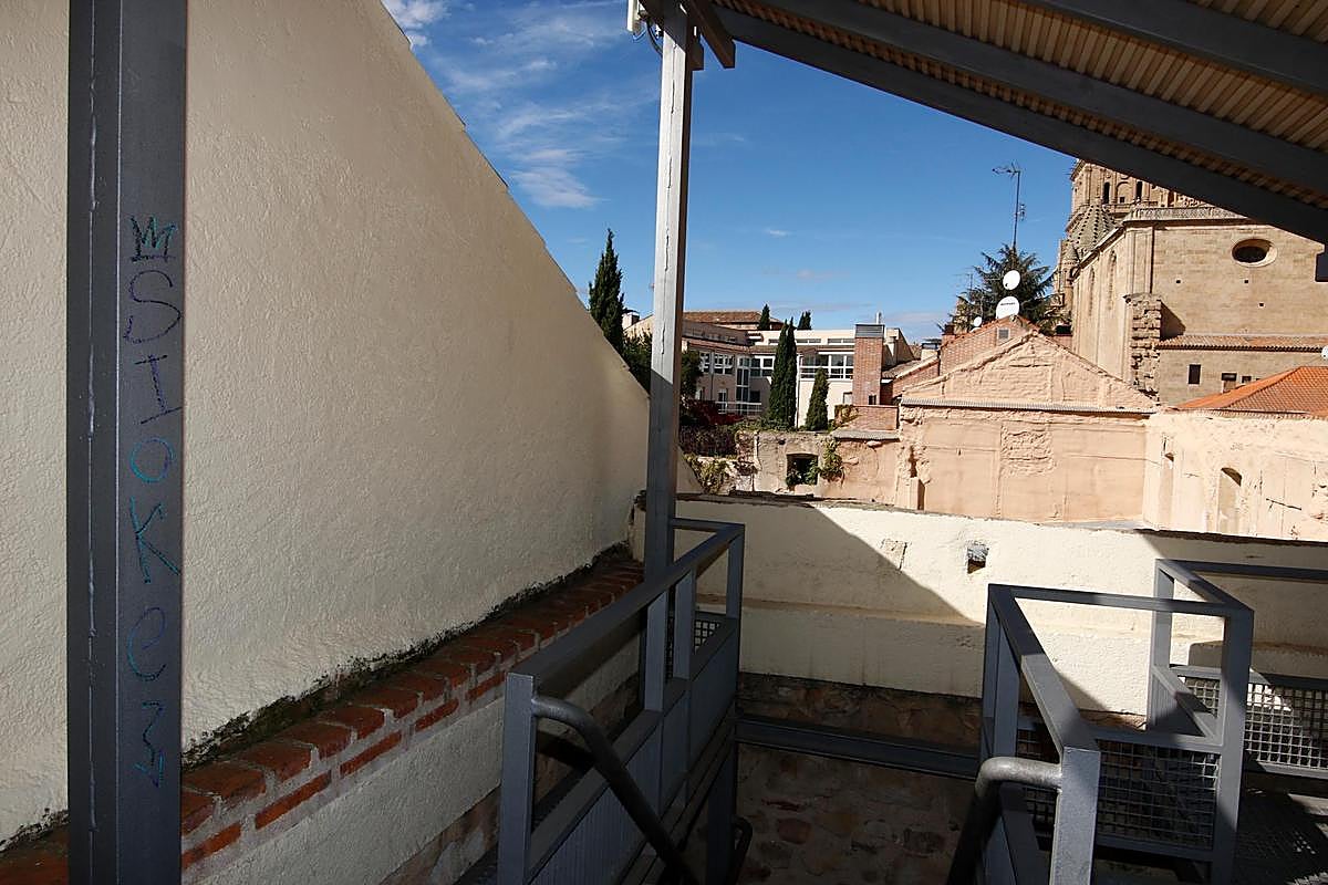 Un grupo de turistas junto a la rehabilitada Cueva de Salamanca, esta semana. | ALMEIDA