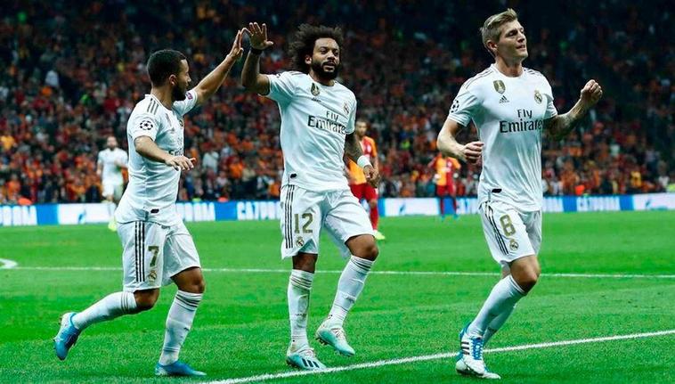 Lucas, Marcelo y Kroos celebrando el gol.