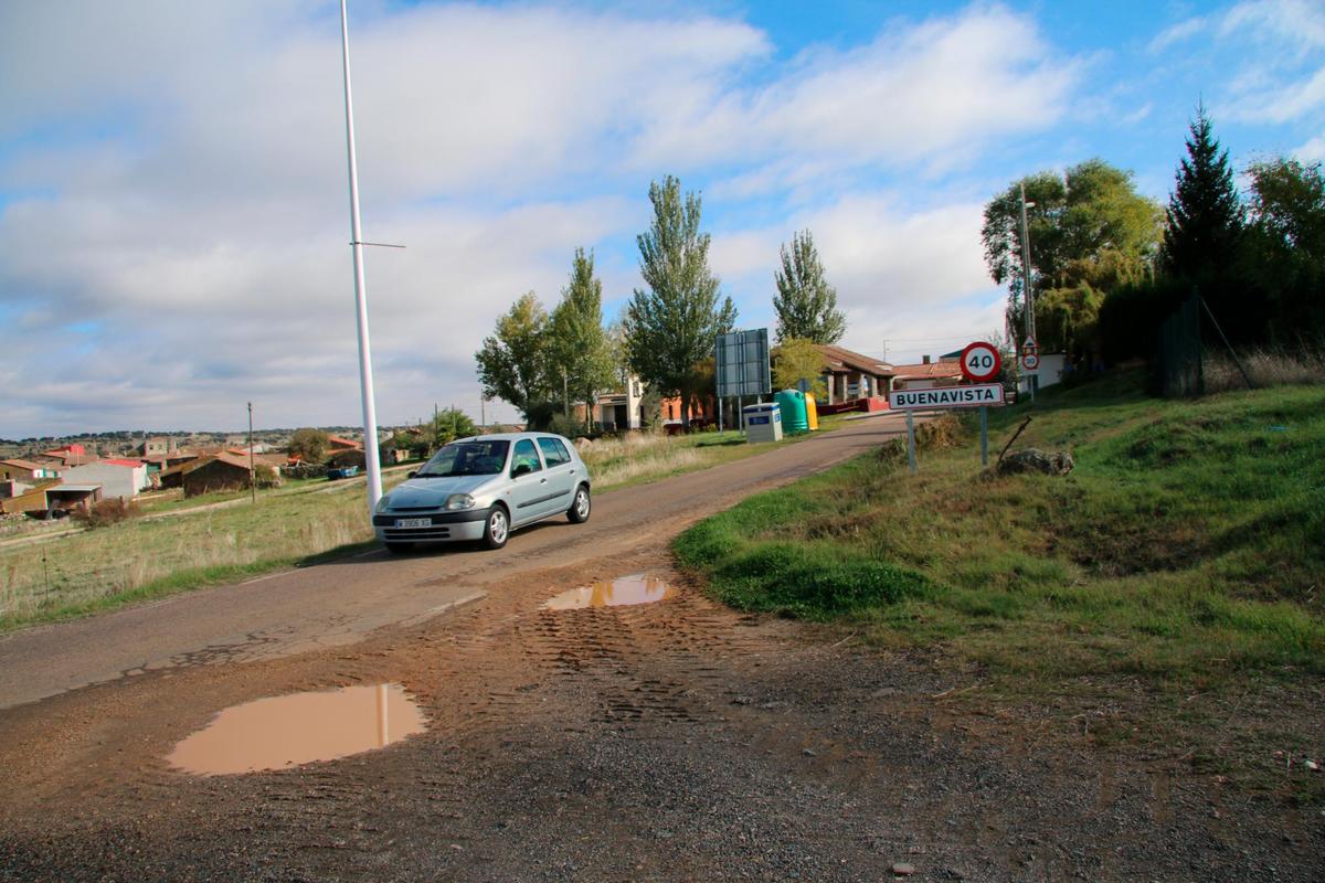 Un vehículo ajeno a esta información a la entrada de Buenavista, donde el vecino vio a los ladrones.