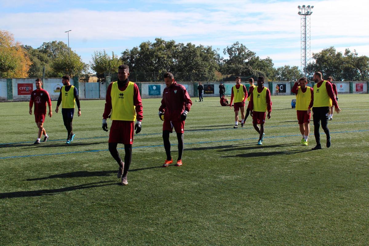 Los jugadores salen del campo del municipal tras uno de los entrenamientos disputados esta semana.