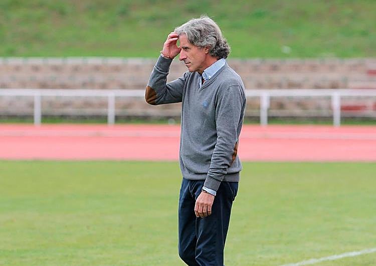 Aguirre, pensativo en su último partido con el Unionistas