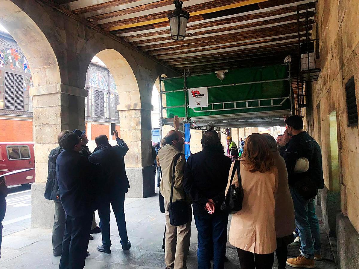 Técnicos de Patrimonio durante la visita que realizaron ezte miércoles a los portales de San Antonio.