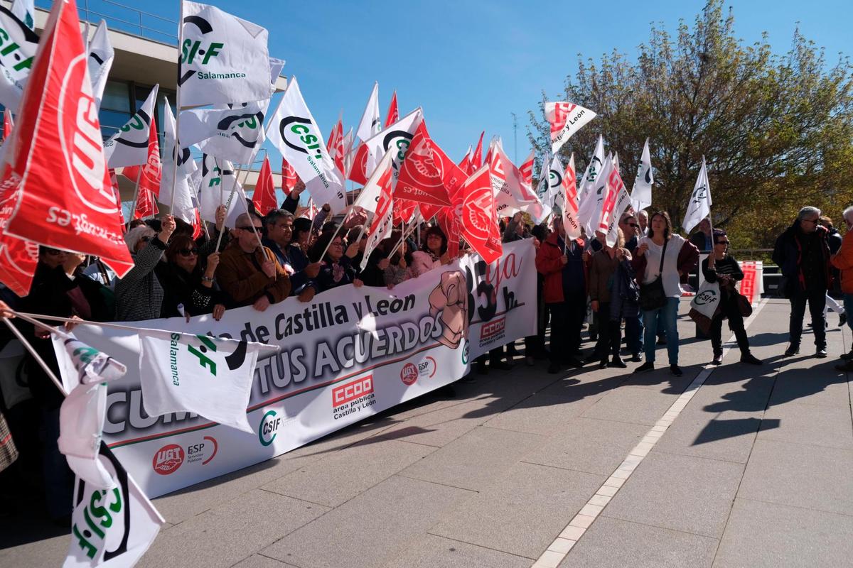Concentración de los sindicatos frente a la delegación de la Junta el pasado viernes con motivo del paro parcial para pedir las 35 horas.